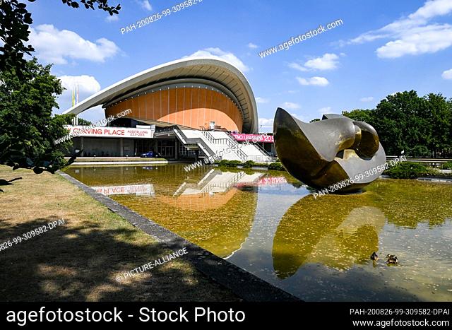 07 August 2020, Berlin: The House of World Cultures in Berlin Tiergarten with the sculpture ""Large Divided Oval: Butterfly"" by Henry Moore