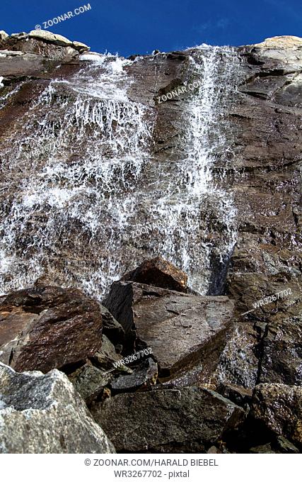 Wasserfall in den südtiroler Bergen