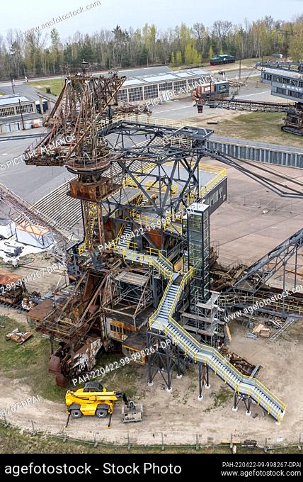 21 April 2022, Saxony-Anhalt, Gräfenhainichen: The final work on the new viewing platform and the associated glass elevator is underway in the Ferropolis quarry...