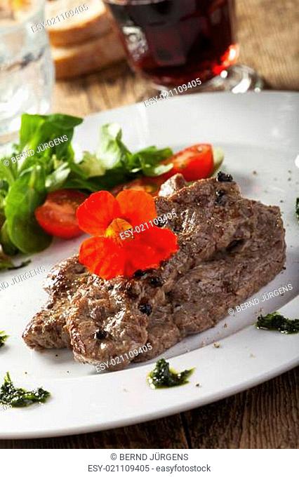 Gegrilltes Steak mit Kapuzinerkresse