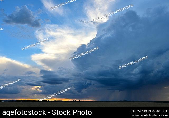 09 September 2022, Brandenburg, Petersdorf: Clouds of an impending thunderstorm darken the sky for sunset. Photo: Patrick Pleul/dpa