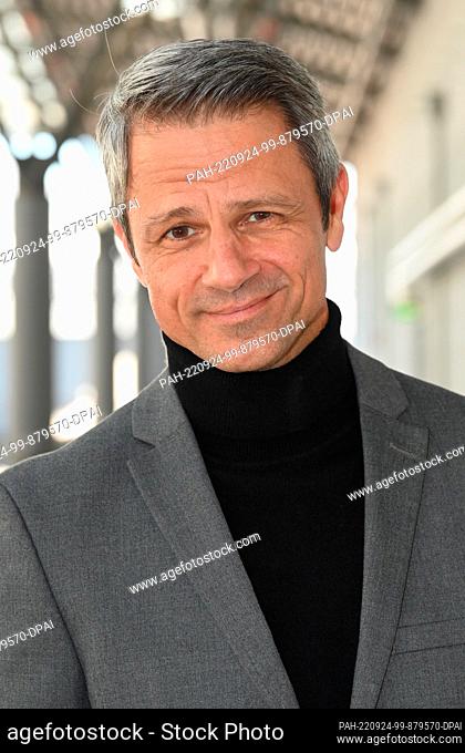 22 September 2022, North Rhine-Westphalia, Cologne: Actor Jens Hajek has his picture taken at a photo shoot for the RTL series ""Unter uns""