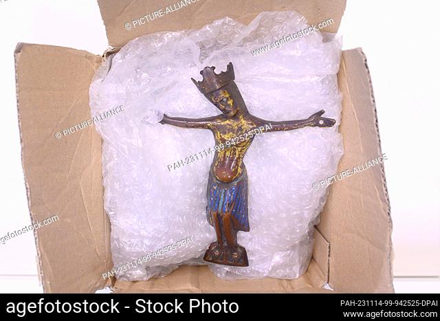 14 November 2023, Saxony-Anhalt, Magdeburg: A bronze crucifix from the 13th century lies on bubble wrap in a cardboard box