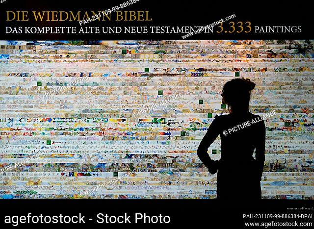 09 noviembre 2023, Saxony-Anhalt, Lutherstadt Wittenberg: Vista de la exposición "La Biblia Wiedmann - La Biblia más larga del mundo" en el Ayuntamiento de...