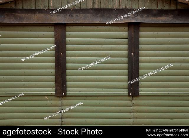 06 December 2021, Saxony-Anhalt, Quedinburg: A closed sales hut stands on the market place. The Christmas market in the Advent city of Quedlinburg is dismantled