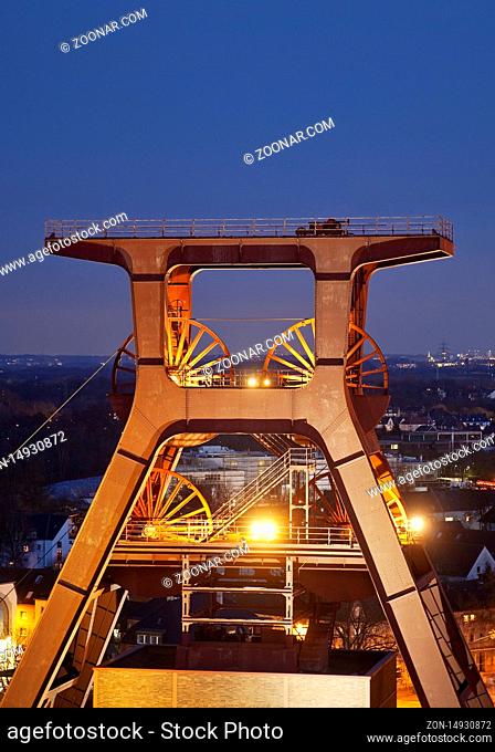Illuminiertes Foerdergeruest der Zeche Zollverein Schacht XII am Abend, Essen, Ruhrgebiet, Nordrhein-Westfalen, Deutschland, Europa