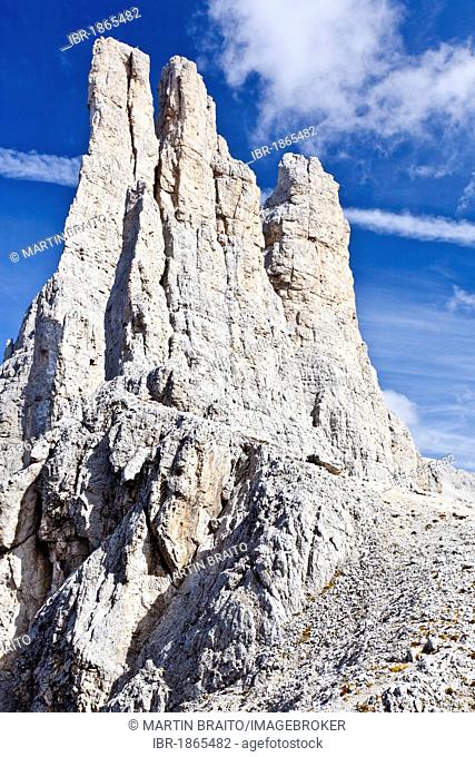 View from Santner Pass in the Rosengarten Group towards the Vajolet Towers with the Delagokante ridge, Dolomites, Alto Adige, Italy, Europe