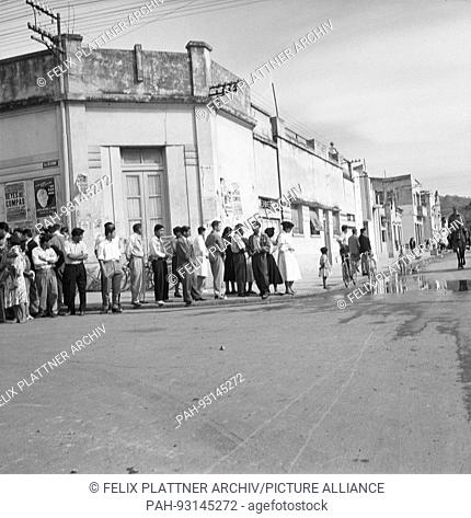 Military parade of the mountain troops with spectators, San Salvador de Jujuy, Argentina, 1957. | usage worldwide. - San Salvador de Jujuy/Argentina