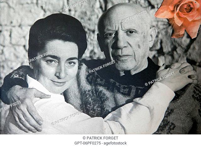 PORTRAIT OF PICASSO AND HIS WIFE JACQUELINE, VILLA SANTO SOSPIR ENTIRELY DECORATED BY JEAN COCTEAU, SAINT-JEAN-CAP-FERRAT, ALPES-MARITIMES 06