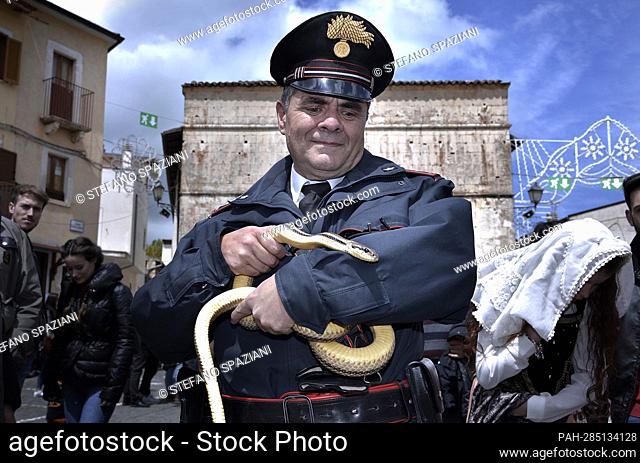 After two years of interruption due to the pandemic, the procession of snakes in Cocullo takes place on 1 May 2022.the police officer of Cocullo with snakes in...