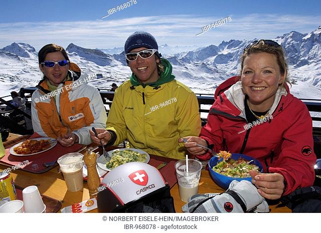 Skiers taking a meal break at Plan Maison, Breuil-Cervinia, Italy, Europe