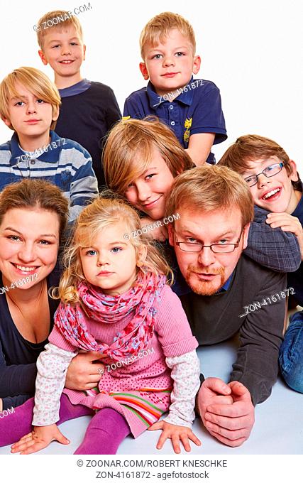 Portrait einer lachenden Familie mit vielen Kindern