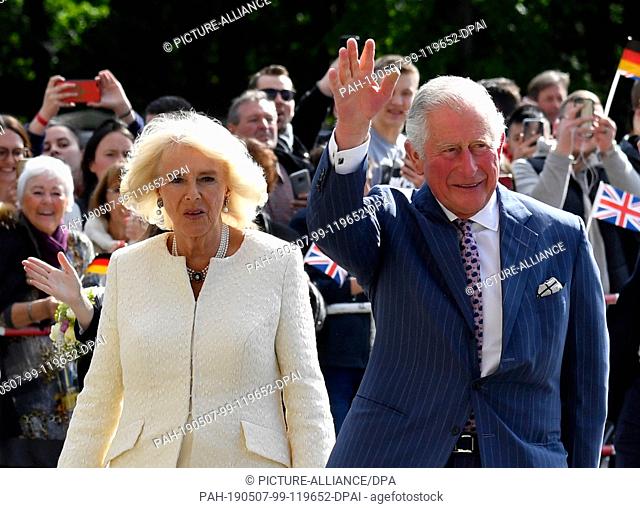 07 May 2019, Berlin: British Prince Charles and his wife, Duchess Camilla, wave to spectators in front of the Brandenburg Gate