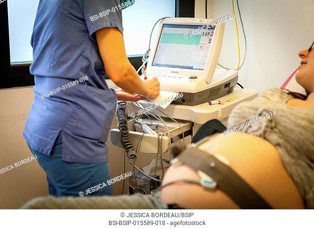 Reportage in the maternity, gynecology and obstectrics emergency service in the Métropole Hospital, Chambéry, France. A midwife carries out foetal monitoring on...