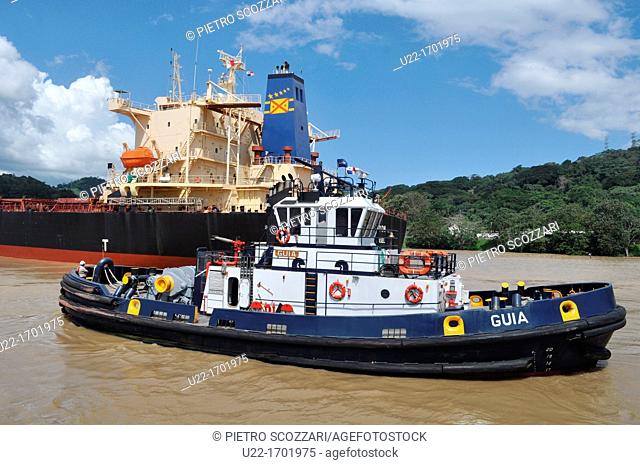 Canal de Panamá Panama: a boat guiding a ship through the Canal