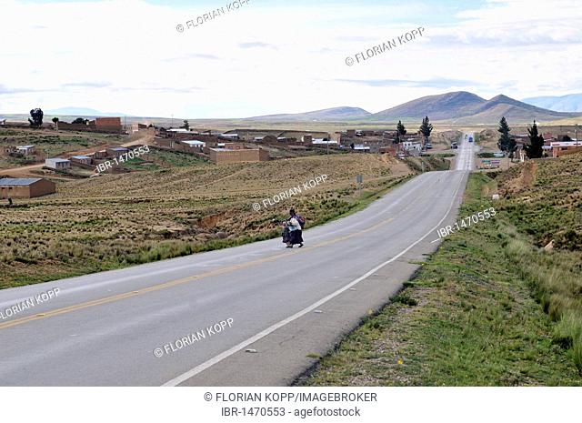 Highway in the Bolivian Altiplano highlands, Departamento Oruro, Bolivia, South America