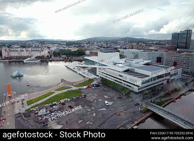 08 June 2022, Norway, Oslo: View of the opera house in the port city Bjørvika, venue of the Norwegian State Opera. The roof is accessible