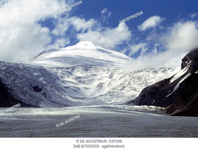 The snowcapped peak of the Pasterze glacier, the longest glacier in the Eastern Alps, that lies on the Grossglockner Eastern slope, Southern Austria