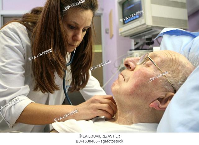 ELDERLY HOSP. PATIENT W. DOCTOR<BR>Photo essay from La Louvière clinic, France (59).  Patient and doctor.<BR>Cardiology, service of intensive care