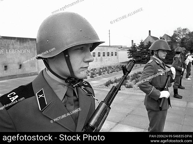 08 May 1985, Saxony, Eilenburg: Soviet soldier and NVA soldier. ""The dead exhort the living."" The SED Kreisleitung and FDJ Kreisleitung honour the dead with...