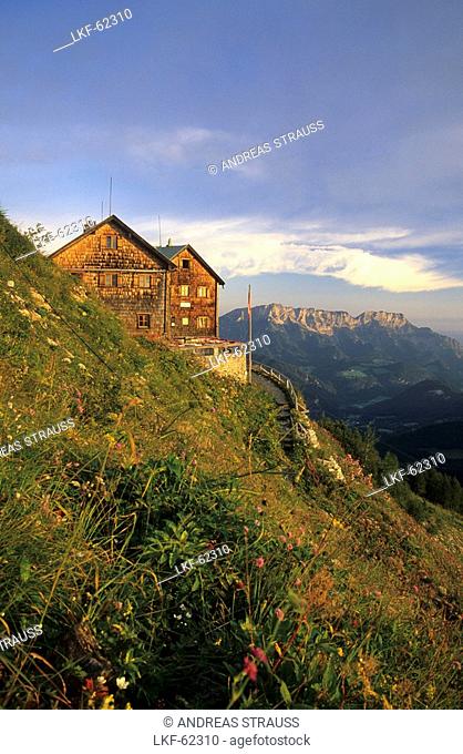 hut Purtschellerhaus beneath summit of Hoher Goell, view to Untersberg, Berchtesgaden range, Upper Bavaria, Bavaria, Germany
