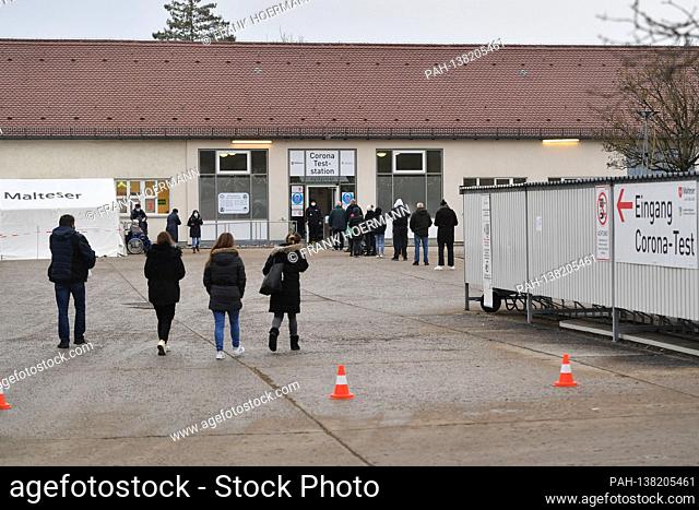 Topic picture Corona PCR test. People waiting, people in front of a eurofins test station, test center, corona test center in Haar near Muenchen on December 15