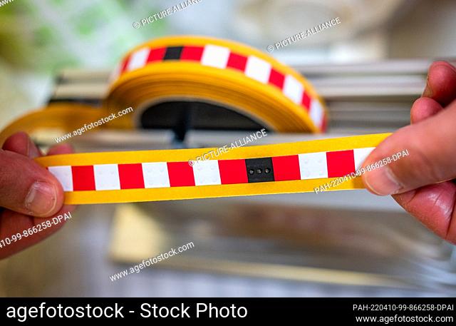 30 March 2022, Saxony, Reichenbach: A roll of special adhesive strips stands ready in an examination room at the Paracelsus Clinic in Reichenbach