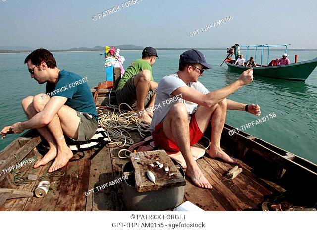 TOURISTS FISHING FOR GROUPER, DEEP-SEA FISHING, REGION OF BAN SAPHAN, THAILAND, ASIA