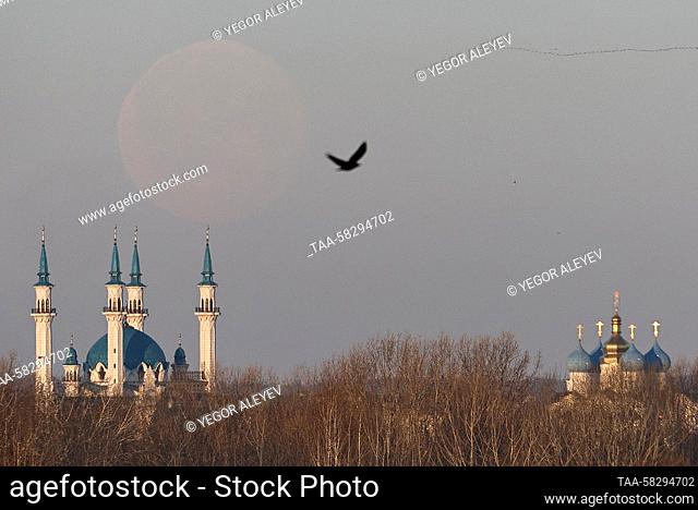 RUSSIA, KAZAN - APRIL 8, 2023: The moon is seen over the Kul Sharif (Qolsharif) Mosque and the Annunciation Cathedral of the Kazan Kremlin