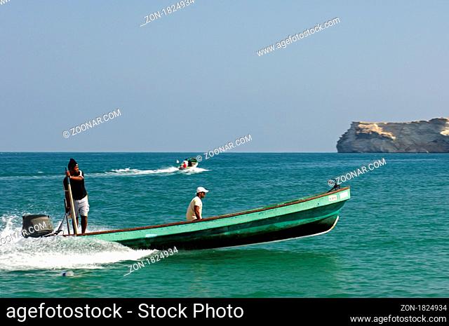 Ausflug im Schnellboot in der malerischen Barr Al Jissah Bucht am Golf von Oman bei Maskat, Sultanat Oman / Exkursion in a speed boat In the pittoresque Barr Al...