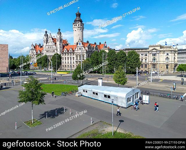31 August 2023, Saxony, Leipzig: A historic room extension hall and the New City Hall at Leuschnerplatz. From September 6 to October 9