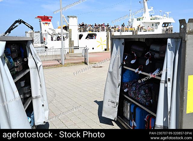 07 July 2023, Lower Saxony, Harlesiel: The luggage carts at the port are full of suitcases for the island. On the second travel day of the summer vacations in...
