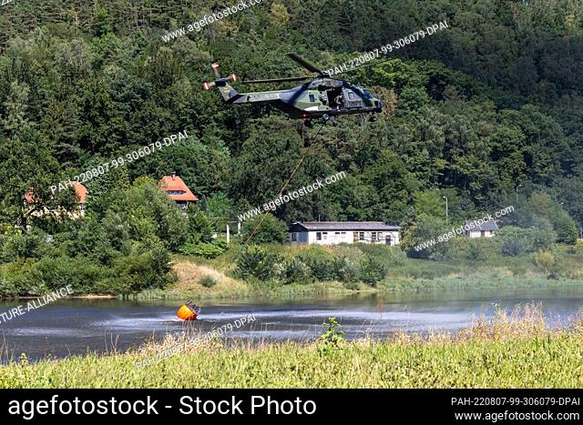 07 August 2022, Saxony, Bad Schandau: A Bundeswehr firefighting helicopter is deployed in the forest fires in Saxon Switzerland