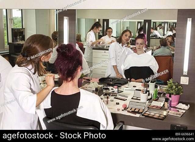 Practical training as a beautician with a vocational baccalaureate at the Elly-Heuss-Knapp-Schule, Berufskolleg der Stadt Düsseldorf, North Rhine-Westphalia