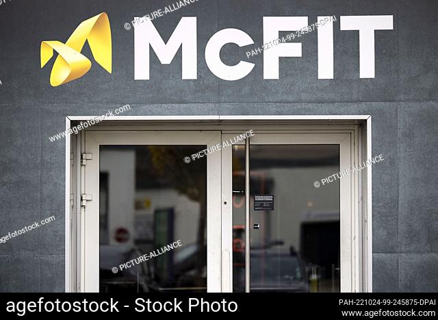 22 October 2022, North Rhine-Westphalia, Duisburg: Entrance area of a McFit fitness studio. The entrepreneur Schaller was on board the private plane with five...