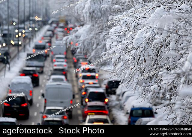 dpatop - 04 December 2023, Bavaria, Munich: Numerous cars drive across the central ring road during rush hour. Snow and ice continue to cause chaos on the roads...