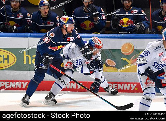 Maximilian KASTNER (M), action, duels versus Andreas THURESSON (VS). EHC Red Bull Muenchen-Schwenninger Wild Wings ice hockey DEL season 2020/2021