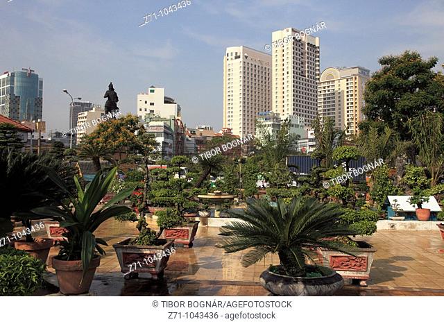 Vietnam, Ho Chi Minh City, Saigon, Me Linh Square, park, street scene