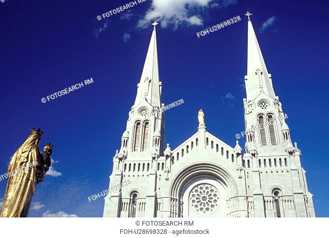 church, Quebec, Ste-Anne-De-Beaupre, Canada, Basilica of Ste-Anne-De-Beaupre (Basilique de Sainte Anne de Beaupre) in the town of Sainte Anne De Beaupre