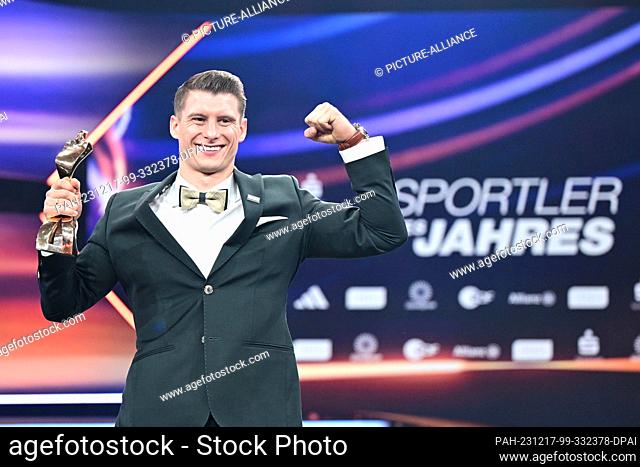 17 December 2023, Baden-Württemberg, Baden-Baden: Gala for the Athlete of the Year award at the Kurhaus in Baden-Baden. Gymnast Lukas Dauser holds the trophy...