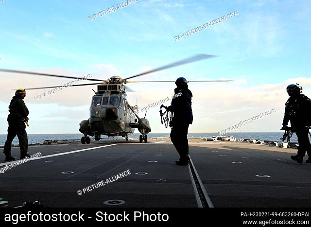 21 February 2023, Schleswig-Holstein, Eckernförde: A ""Sea King MK41"" helicopter of the German Armed Forces with Defense Minister Pistorius on board prepares...