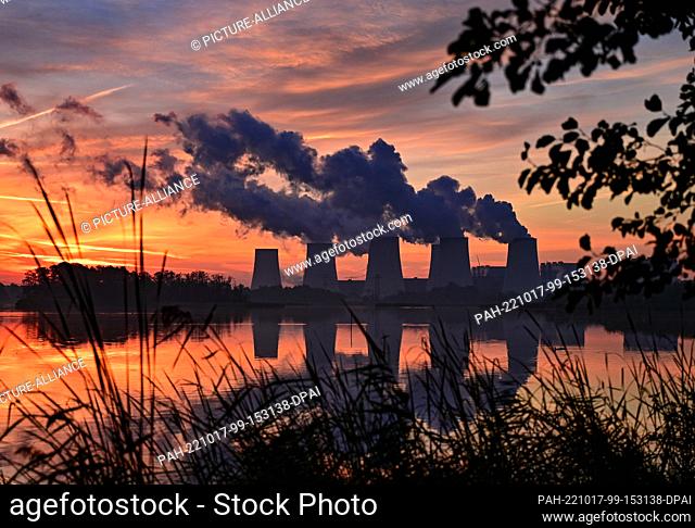 17 October 2022, Brandenburg, Peitz: Steam rises from the cooling towers of the Jänschwalde lignite-fired power plant of Lausitz Energie Bergbau AG (LEAG) early...