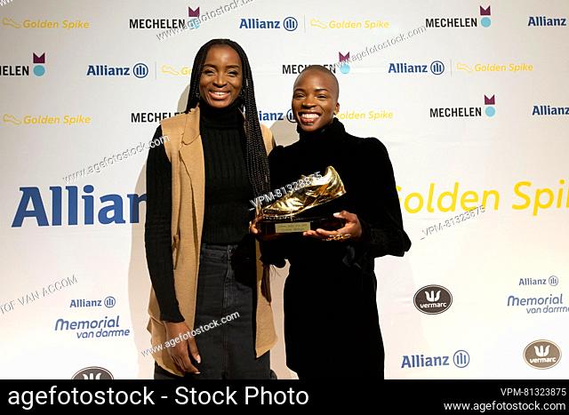 Cynthia Mbongo Bolingo (R) y su entrenador Carole Kaboud Me Bam representado en la ceremonia de entrega de premios "Golden Spike"