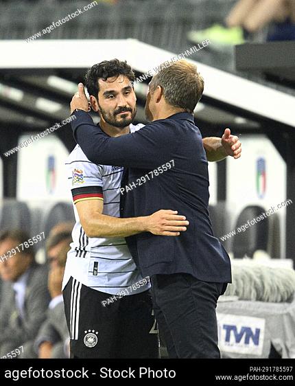 coach / Bundescoach Hans-Dieter ""Hansi"" FLICK (GER) hugs lkay GUENDOGAN (GÃ-ndogan) (GER) Substitution, football UEFA Nations League, matchday 4