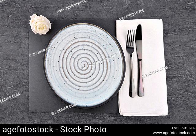 Weisse Rose und Gedeck auf Schiefer - White rose and table setting on slate