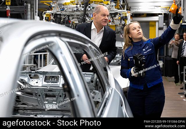 05 December 2023, Bayern, Munich: The German Chancellor today visited the BMW plant in Munich and held talks with workers. Photo: Sven Hoppe/dpa