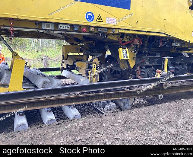 The Swedish Transport Administration is working on rail replacement in Ängelsberg. New rails and new concrete sleepers. The old rail is cut to pieces