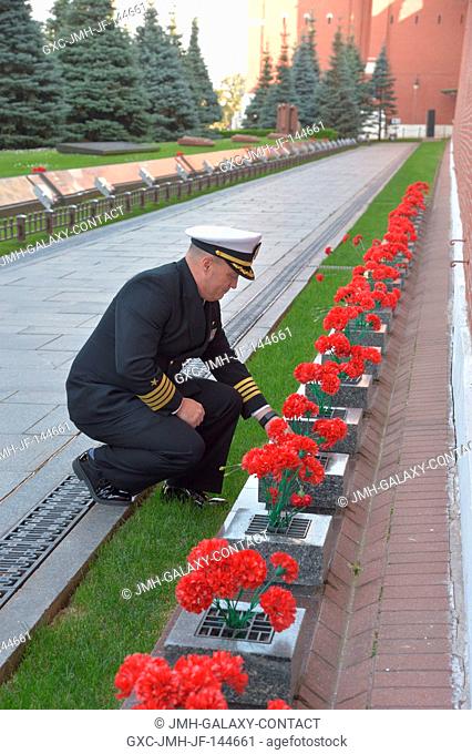 NASA astronaut Scott Tingle lays flowers at the Kremlin Wall in Moscow where Russian space icons are interred as part of traditional pre-launch ceremonies Sept
