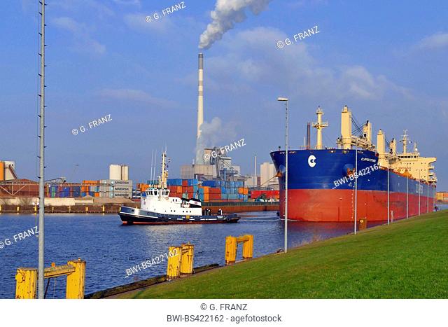tub boat with Clipper Kythira bulk carrier leaving the harbour Kohlenhaven, Germany, Groepelingen, Bremen