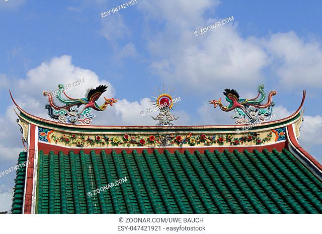 Verzierung von einem Dachfirst an einem chinesischen Tempel in Malaysia
